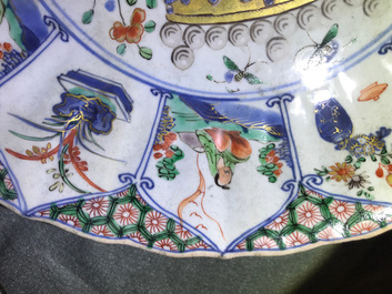Un plat en porcelaine de Chine famille verte aux armes d'Artois, Kangxi/Yongzheng
